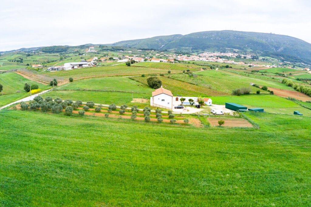 Vista aérea da Quinta do Selão com montejunto