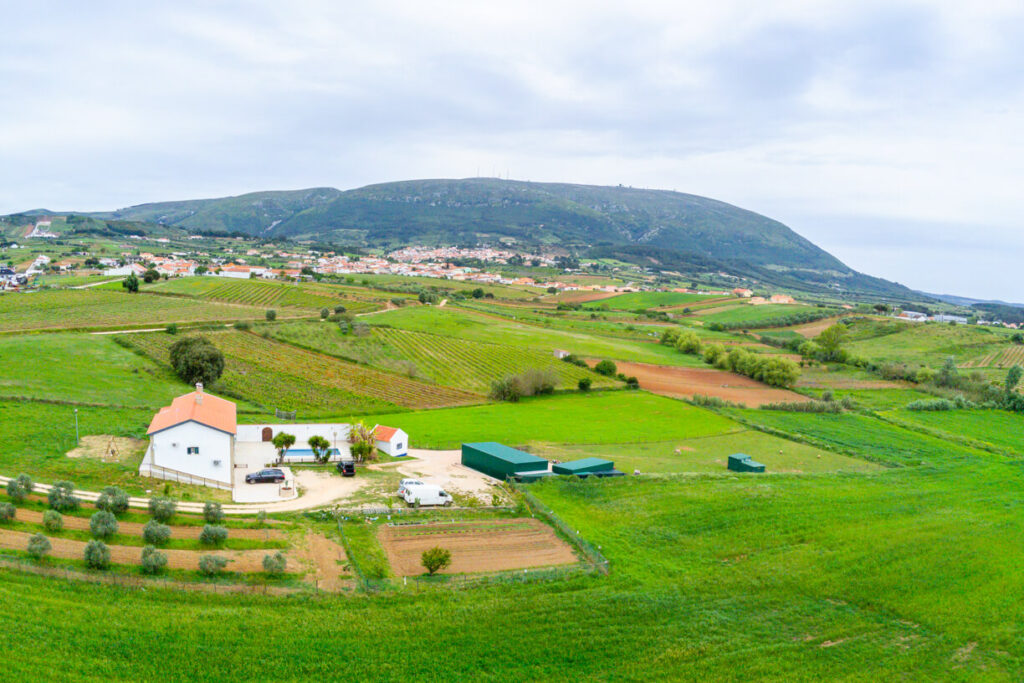 Vista aérea da Quinta do Selão com Montejunto